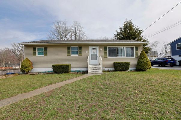 Exterior, Facade, Cape Cod