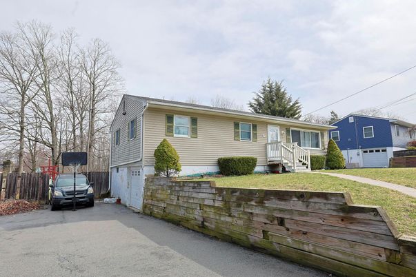 Attached, Exterior, Facade, Raised Ranch