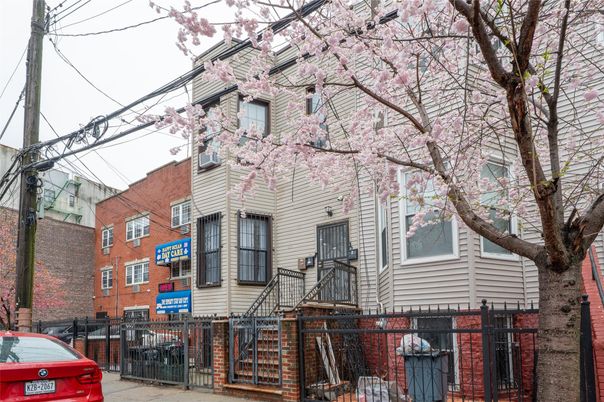 Exterior, Facade, Brick Facade, Rowhouse