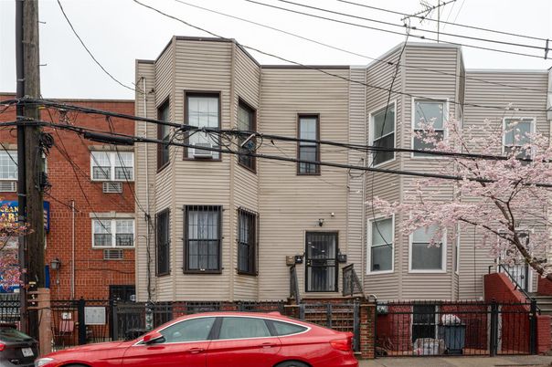 Exterior, Facade, Brick Facade, Rowhouse