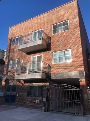 Exterior, Facade, Brick Facade, Rowhouse