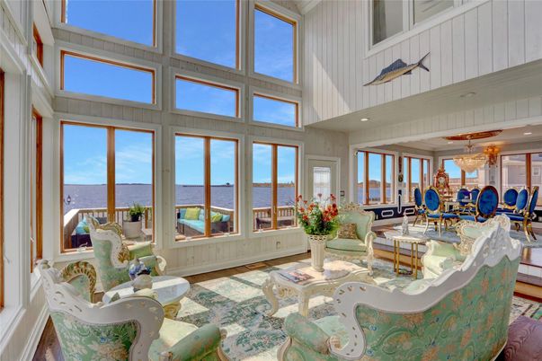 Chandelier, Dining room, Interior, Living room, Recessed Lighting, Sun Room, Water