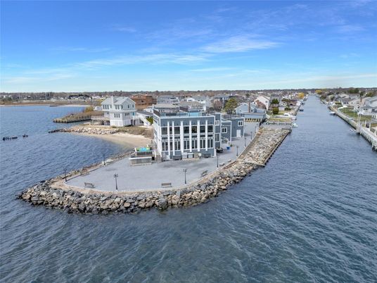 Exterior, Lake