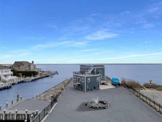 Exterior, Lake