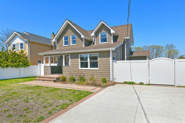 Exterior, Facade, Cape Cod