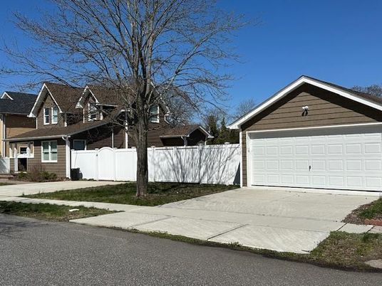 Attached, Exterior, Facade, American Craftsman