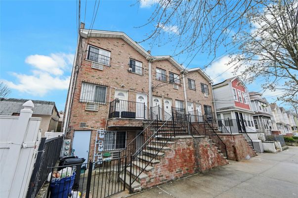 Exterior, Facade, Brick Facade, Rowhouse