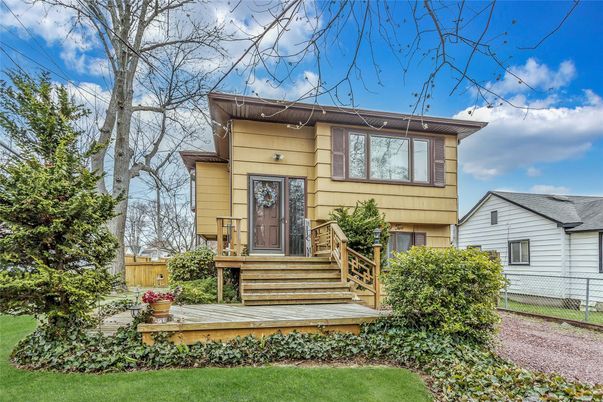Backyard, Exterior, Facade, Raised Ranch