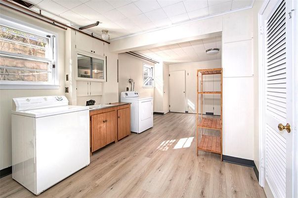 Interior, Washer, Wood Texture Flooring