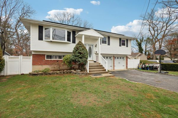 Attached, Exterior, Facade, Brick Facade, Raised Ranch