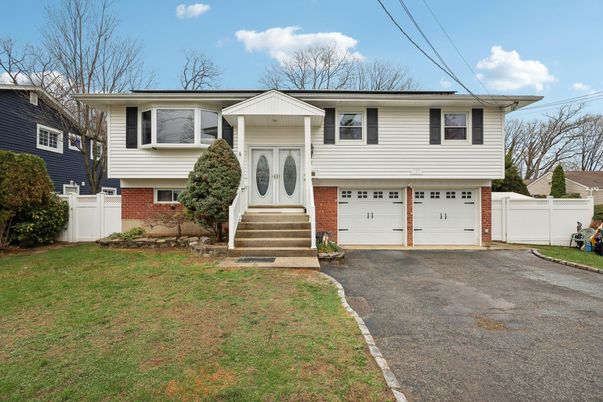 Attached, Exterior, Facade, Brick Facade, Raised Ranch