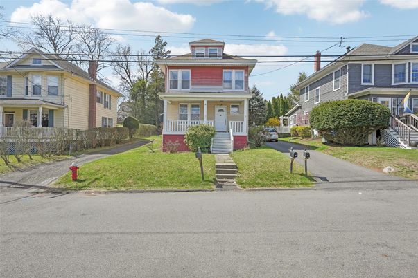 Exterior, Facade, American Foursquare