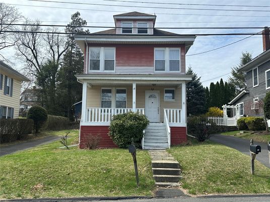Exterior, Facade, American Foursquare