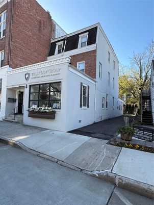 Exterior, Facade, Brick Facade, Rowhouse