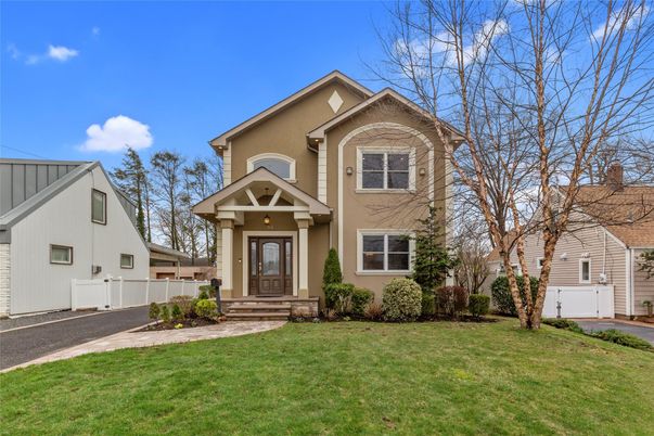 Attached, Exterior, Facade, American Craftsman