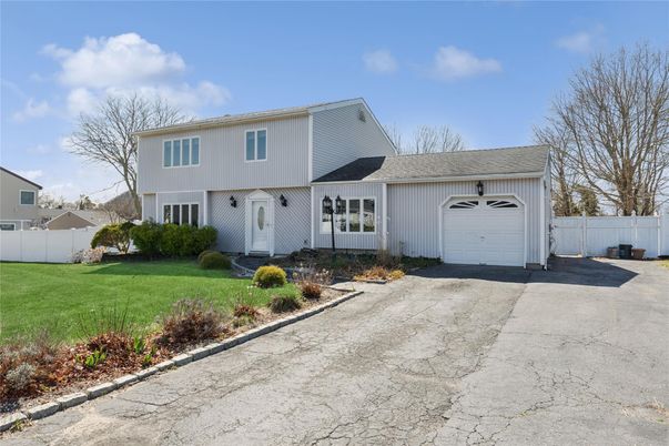 Attached, Exterior, Facade, Farmhouse