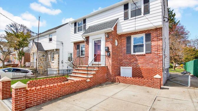Exterior, Facade, Brick Facade, Rowhouse
