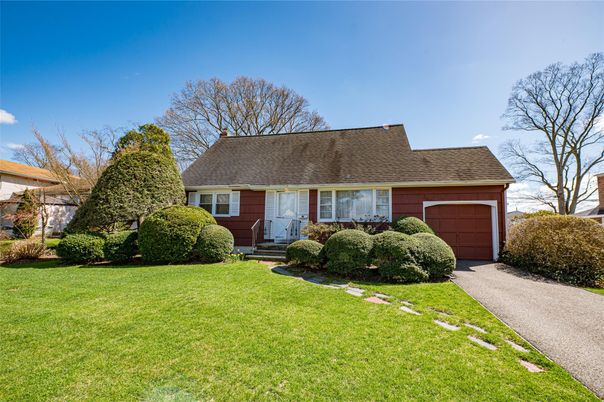 Attached, Exterior, Facade, Cape Cod