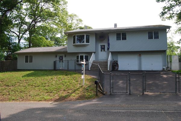 Attached, Exterior, Facade, Raised Ranch