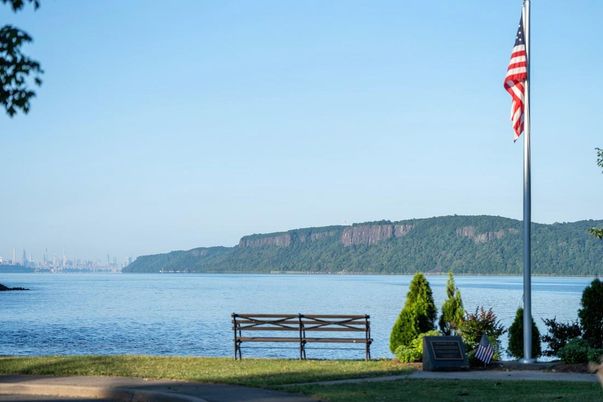 Exterior, Lake