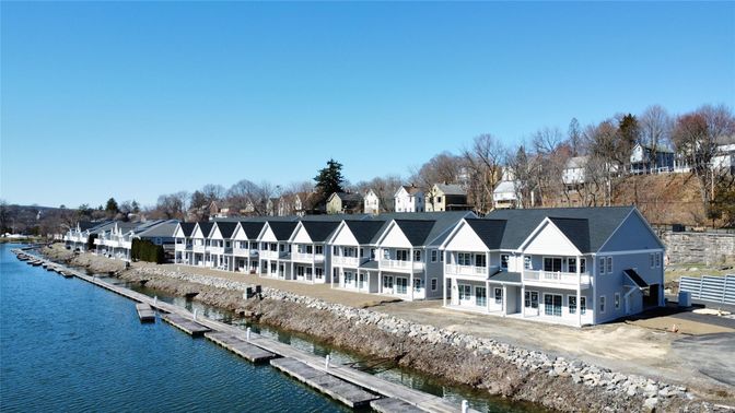 Exterior, Lake