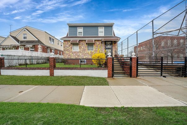 Exterior, Facade, Brick Facade, American Foursquare