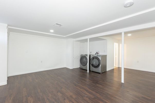 Interior, Recessed Lighting, Washer, Wood Texture Flooring