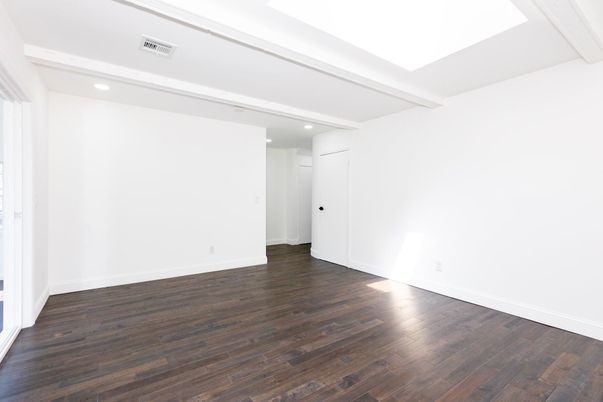 Empty room, Interior, Recessed Lighting, Wood Texture Flooring
