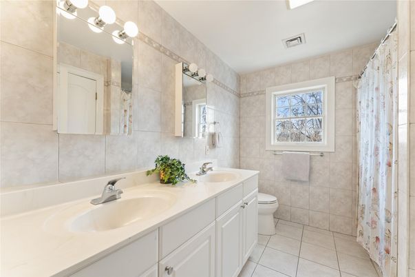 Bathroom, Dual Sink Vanities, Interior