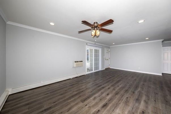 Empty room, Interior, Recessed Lighting, Wood Texture Flooring