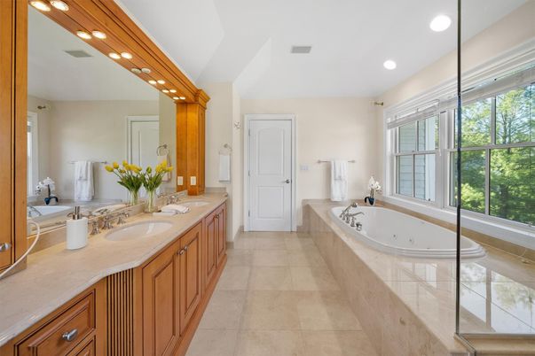 Bathroom, Dual Sink Vanities, Interior, Recessed Lighting