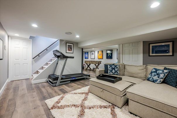 Fitness Equipment, Interior, Living room, Recessed Lighting, Wood Texture Flooring