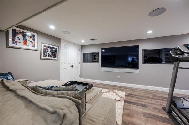 Fitness Equipment, Interior, Living room, Recessed Lighting, Wood Texture Flooring
