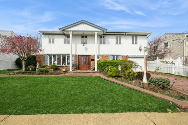 Attached, Exterior, Facade, Brick Facade, Raised Ranch