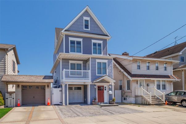 Attached, Exterior, Facade, Queen Anne Victorian