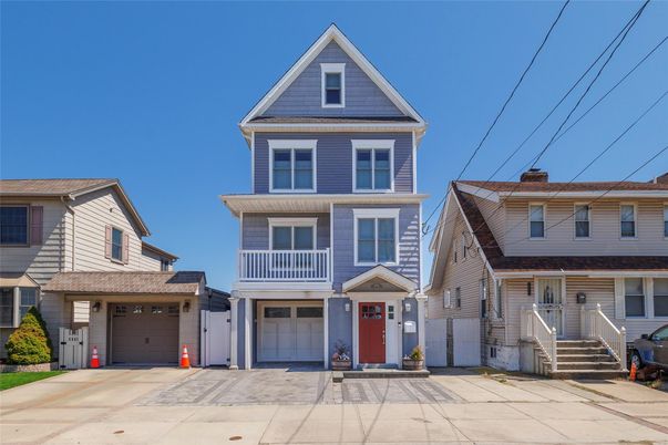 Attached, Exterior, Facade, Queen Anne Victorian