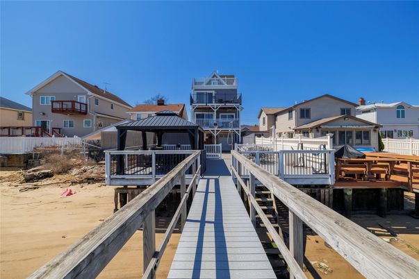 Exterior, Lake