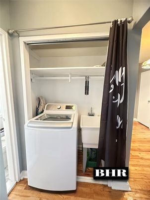 Interior, Utility Closets, Washer, Wood Texture Flooring