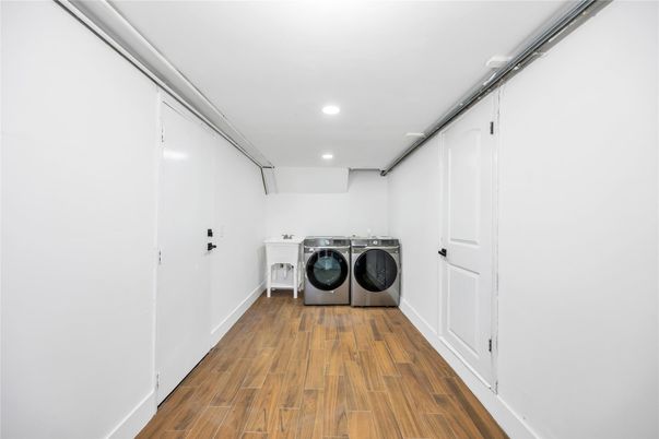 Interior, Recessed Lighting, Washer, Wood Texture Flooring