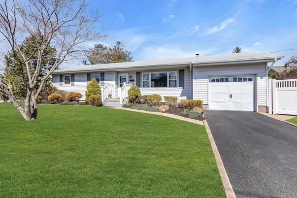Attached, Exterior, Facade, Ranch