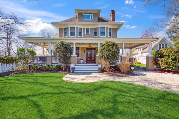 Exterior, Facade, American Foursquare