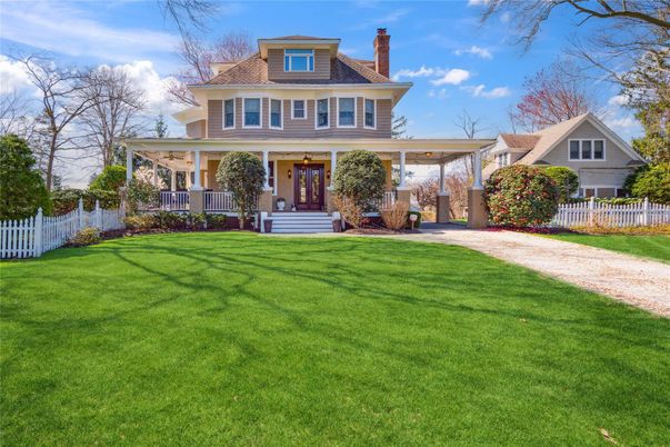 Exterior, Facade, American Foursquare