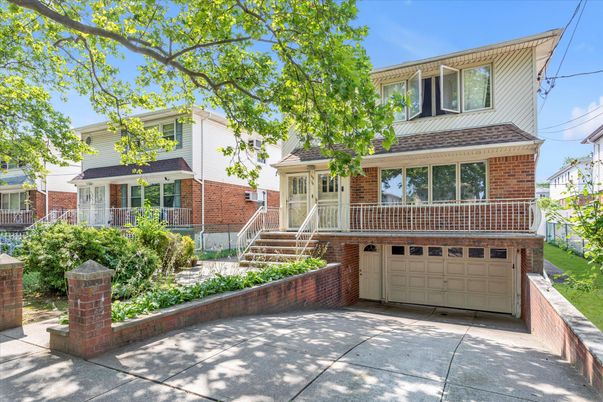 Attached, Exterior, Facade, Brick Facade, American Foursquare