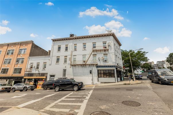 Attached, Exterior, Facade, Rowhouse