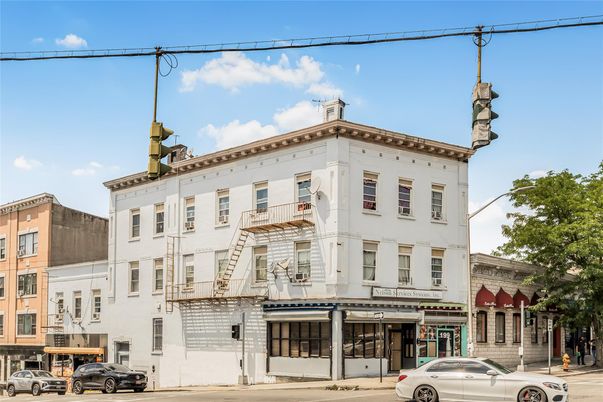 Exterior, Facade, Rowhouse