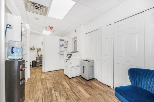 Interior, Washer, Wood Texture Flooring