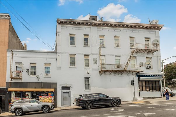 Attached, Exterior, Facade, Rowhouse