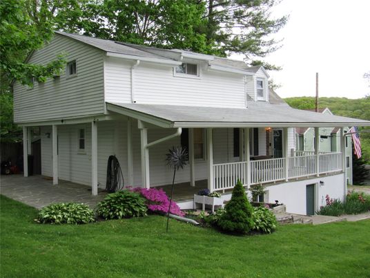 Attached, Exterior, Facade, Split Level