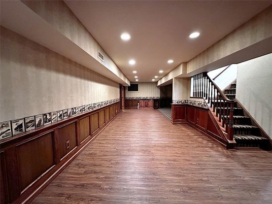 Interior, Recessed Lighting, Wood Texture Flooring