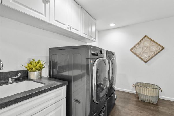Interior, Recessed Lighting, Washer, Wood Texture Flooring